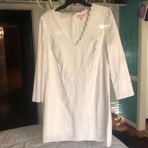 White Lilly dress with small hole is sleeve